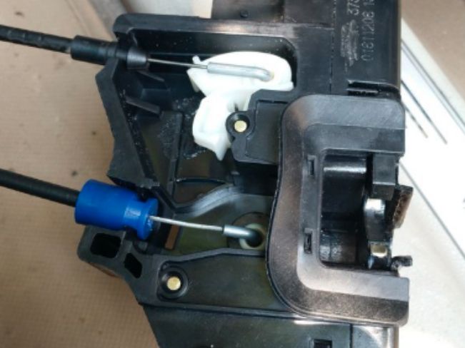 汽车门锁主机在车子哪里