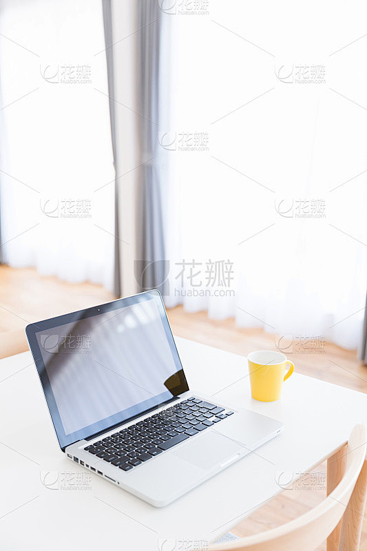 电脑放在主机的旁边可以吗