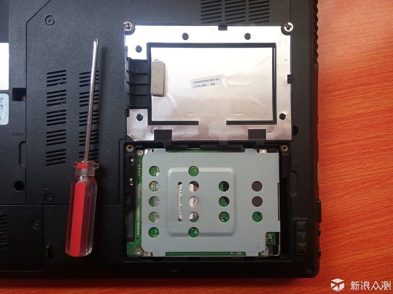 如何拆电脑主机固态