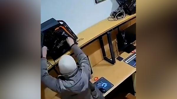 带你去网吧里偷主机