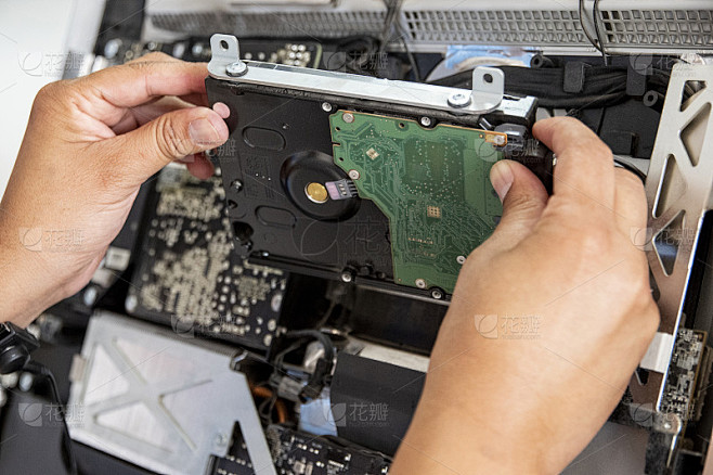 电脑台式主机装硬盘多少钱