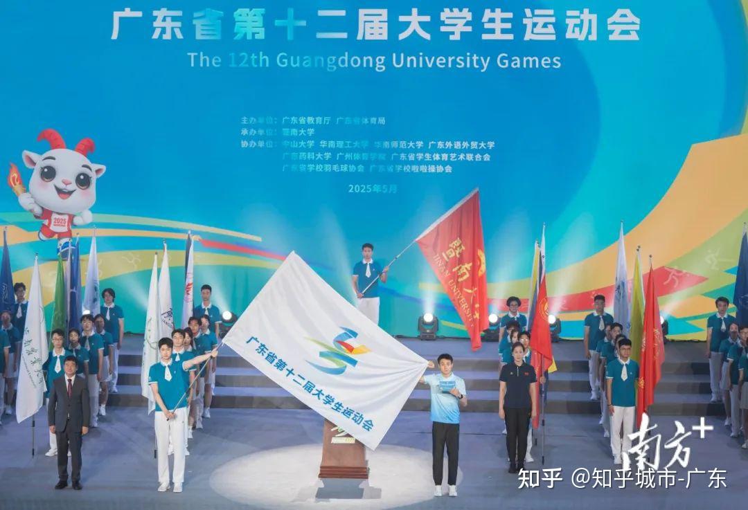 列车停妥后摘下列尾主机