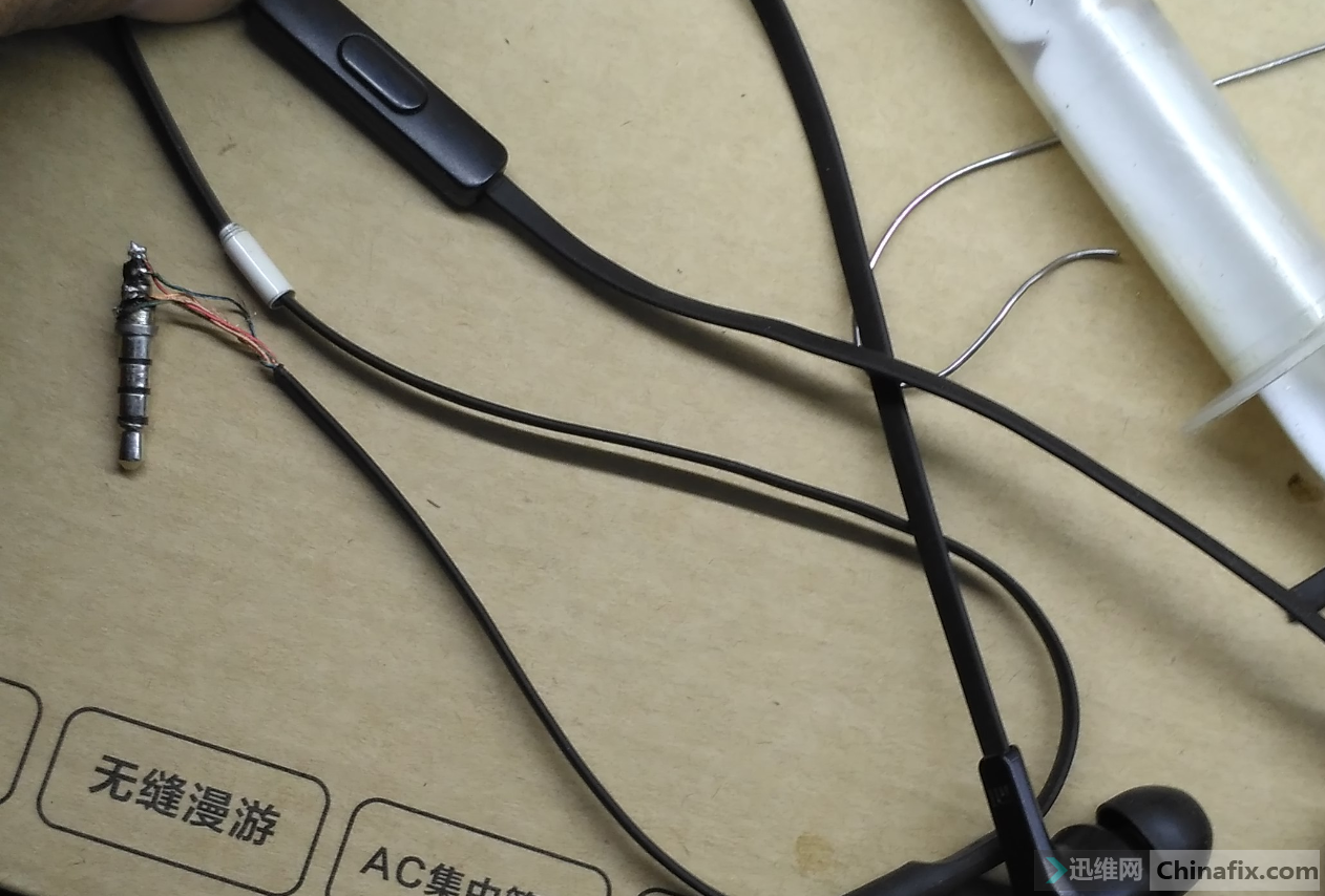 耳机线主机后面怎么接线