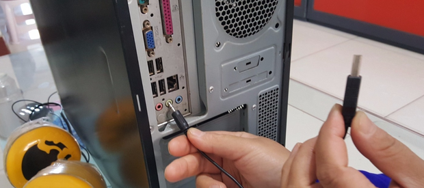 扬声器能插到主机后面