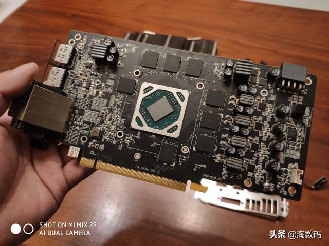 显卡挡住了主机电池