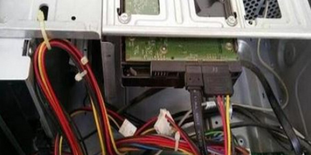 换主机显示器也没信号