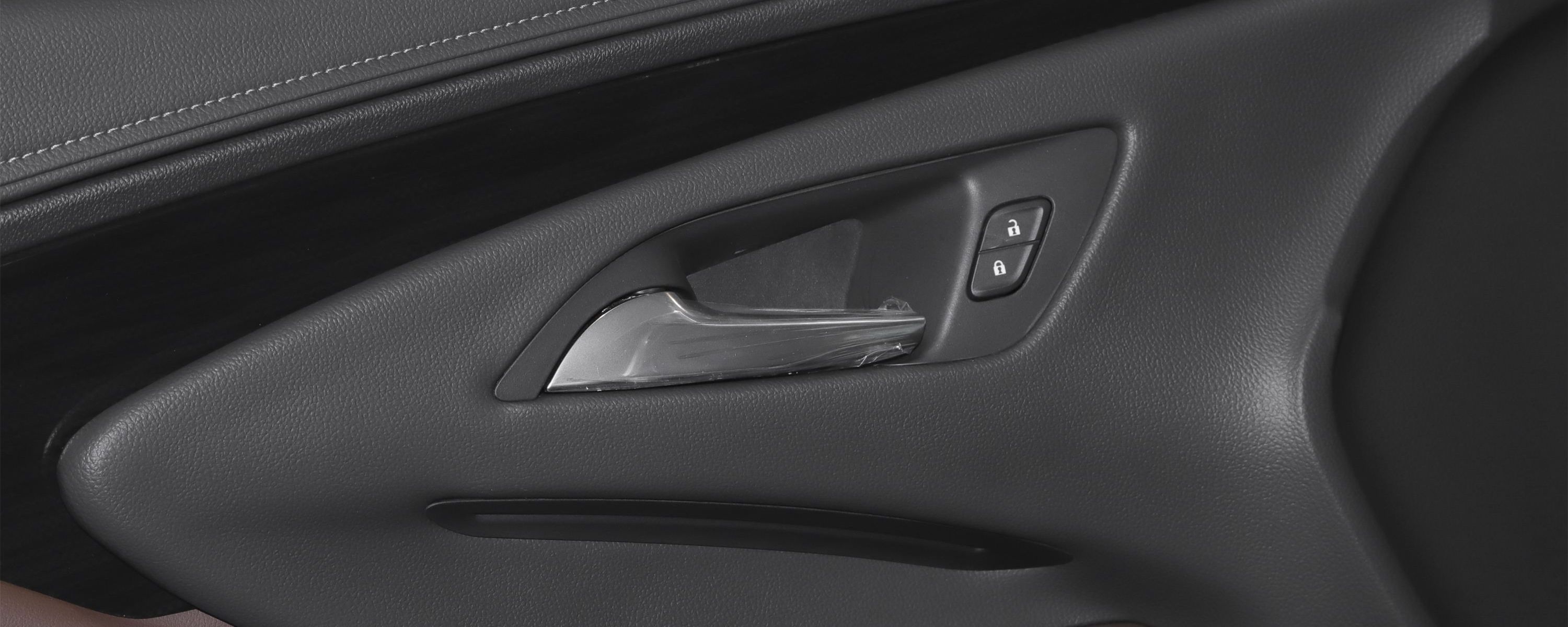 自由舰中控锁主机在哪个位置