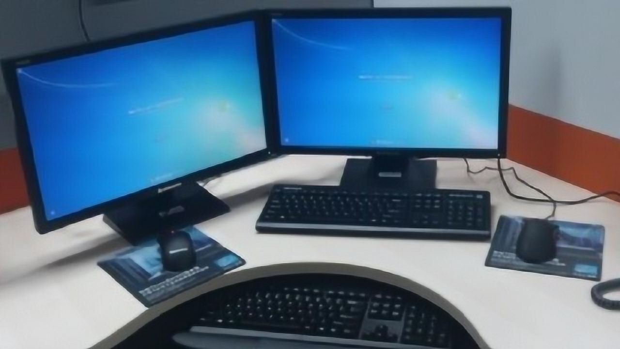 电脑主机怎么带二个显示屏