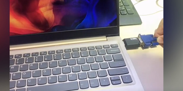 如何将主机连接在笔记本电脑上